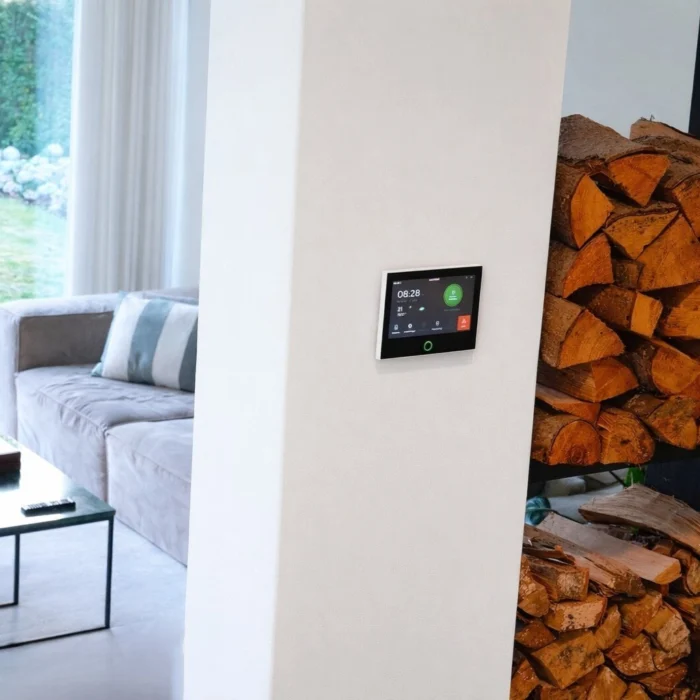 DanGear HEIMDALL PRO touchskærm alarmpanel monteret på søjle