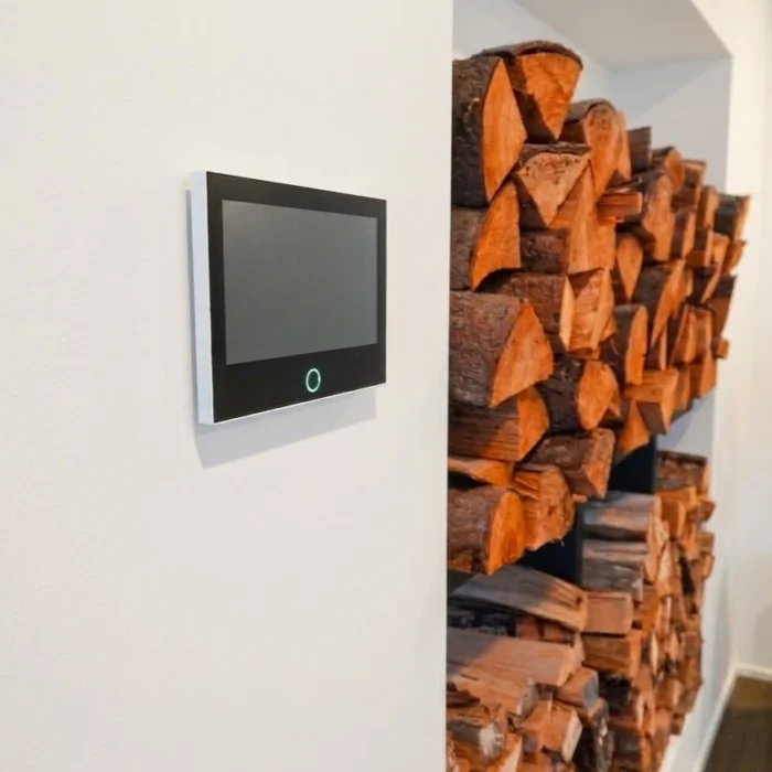 DanGear HEIMDALL PRO touchskærm alarmpanel slukket monteret på væg