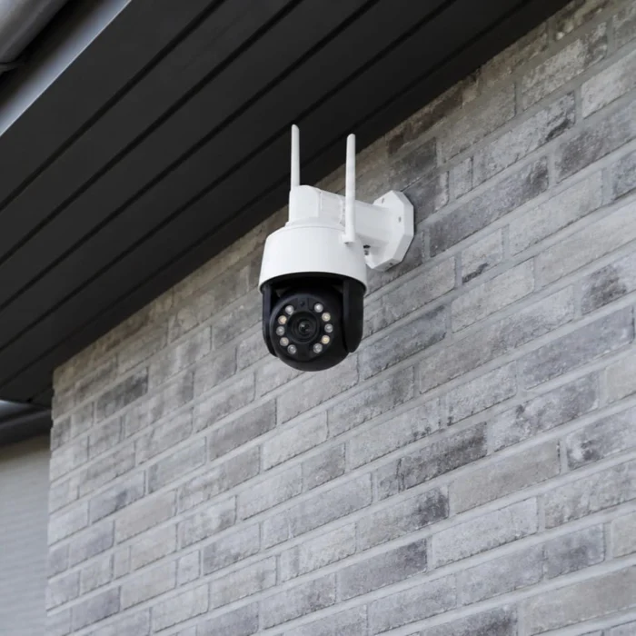 PTZ overvågningskamera med 20X optisk zoom monteret på grå husvæg