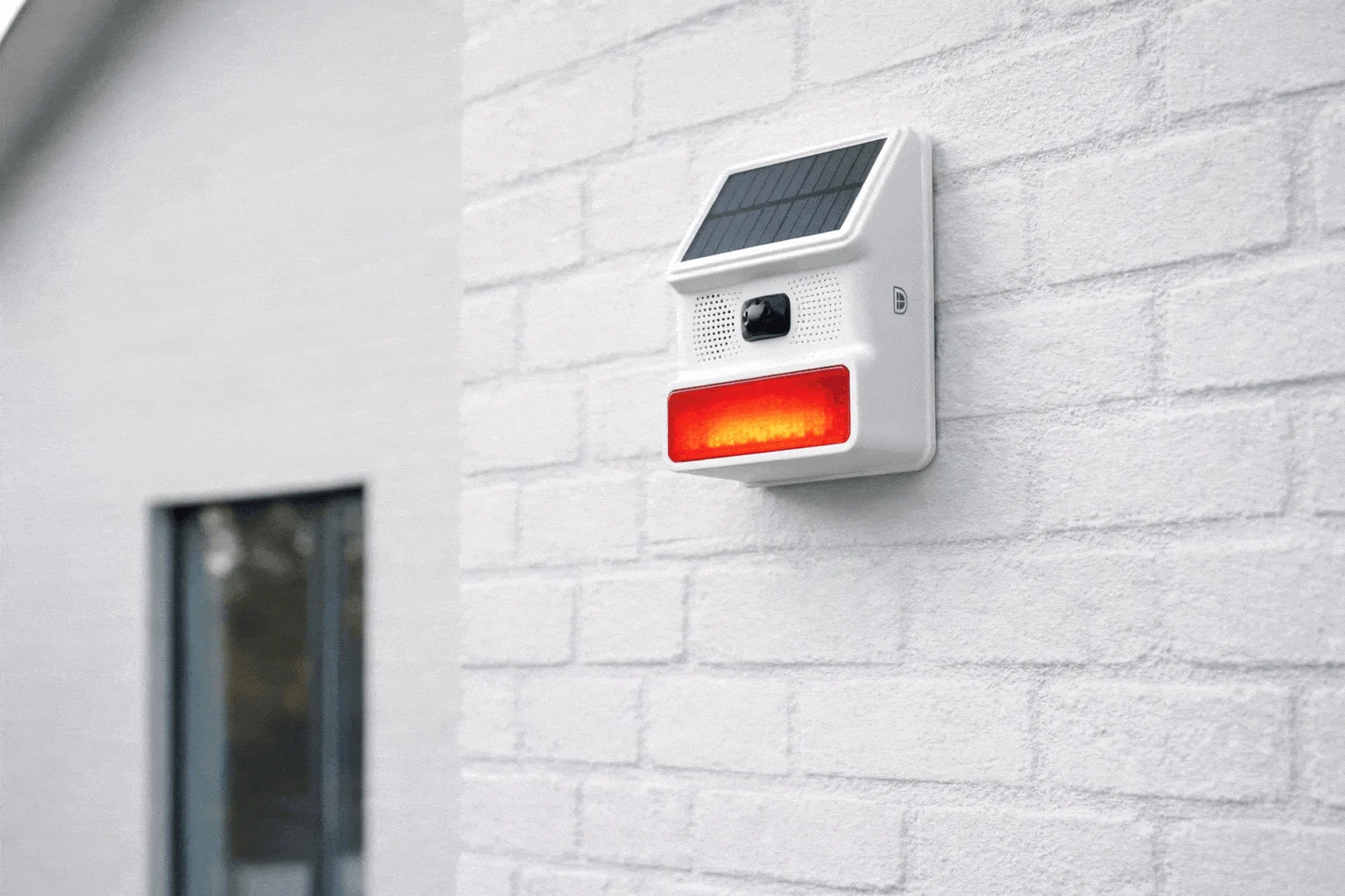 DanGear-solcelldrevet-sirene-til-alarmsystem-på-husmur DanGear-solcelldrevet-sirene-til-alarmsystem-på-husmur