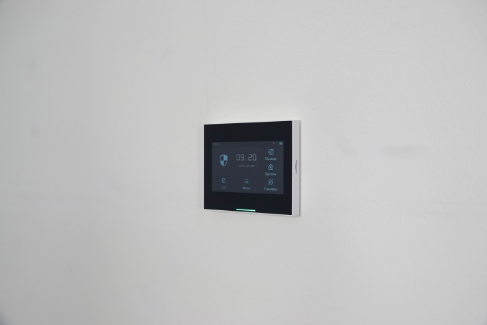 DanGear HEIMDALL touchskærm alarmpanel til alarmsystem monteret på væg i hus