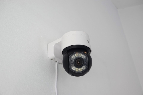 DanGear HUGIN PTZ overvågningskamera monteret på hus