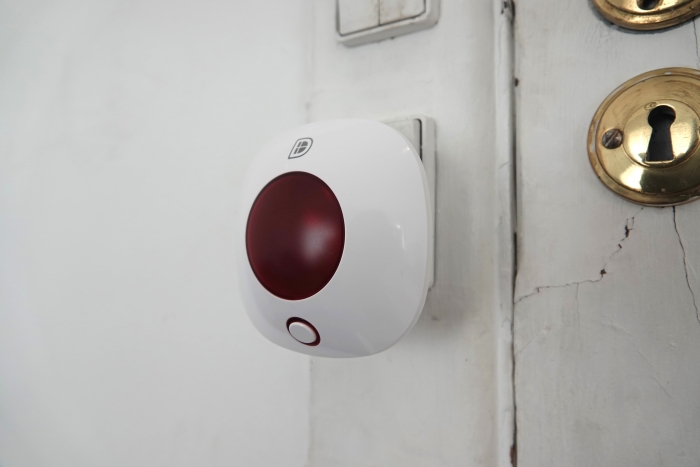 DanGear JOTUN indedørs sirene til alarmsystem monteret i stikkontakt fra siden