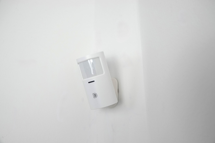 DanGear SLEIPNER bevægelsessensor til alarmsystem monteret på væg