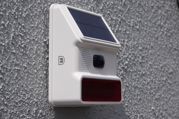 DanGear SOLGARD solcellesirene til alarmsystem monteret på væg