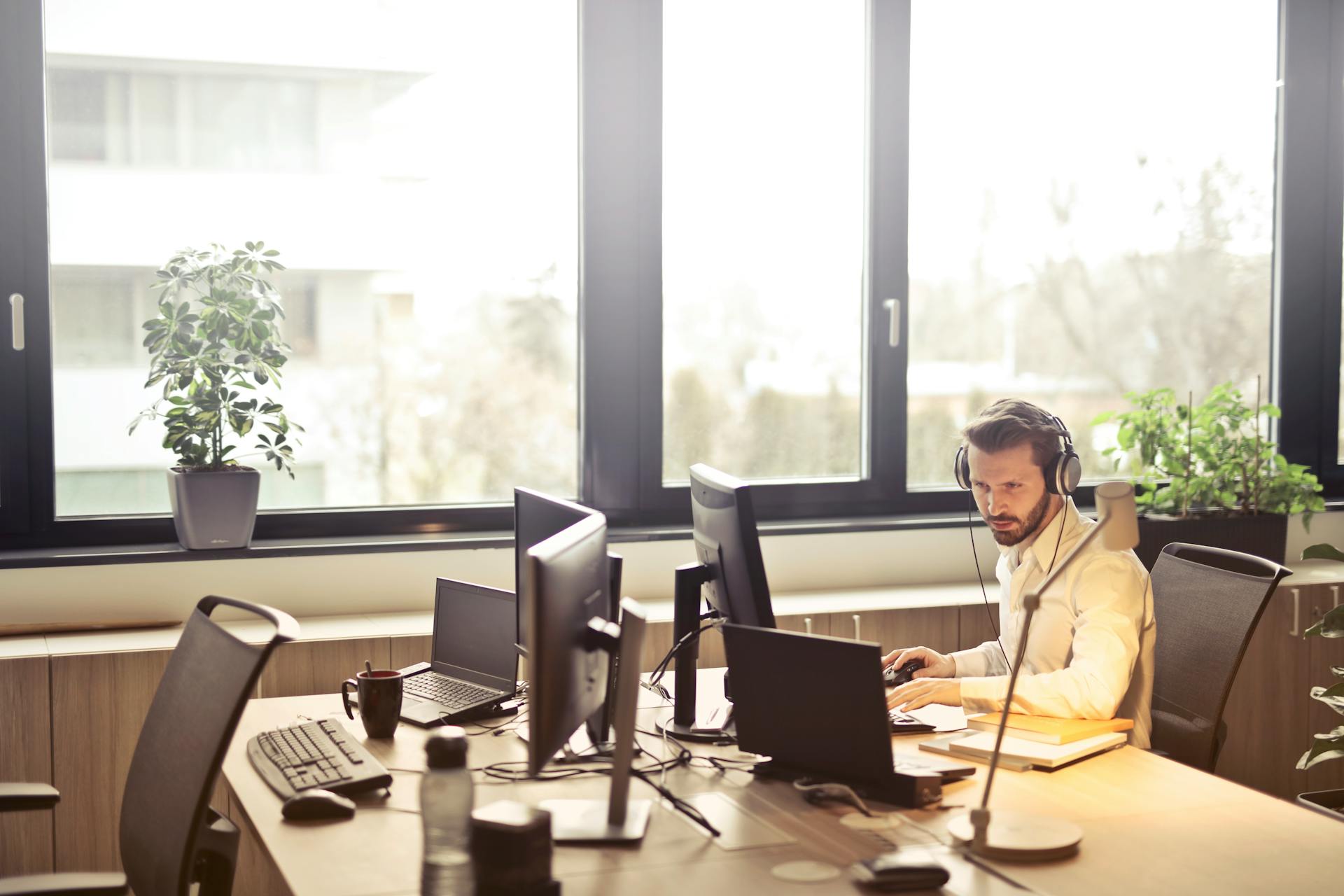 Qsmart Support billede Qsmart Support billede viser billede af kundeservice medarbejde på kontoret