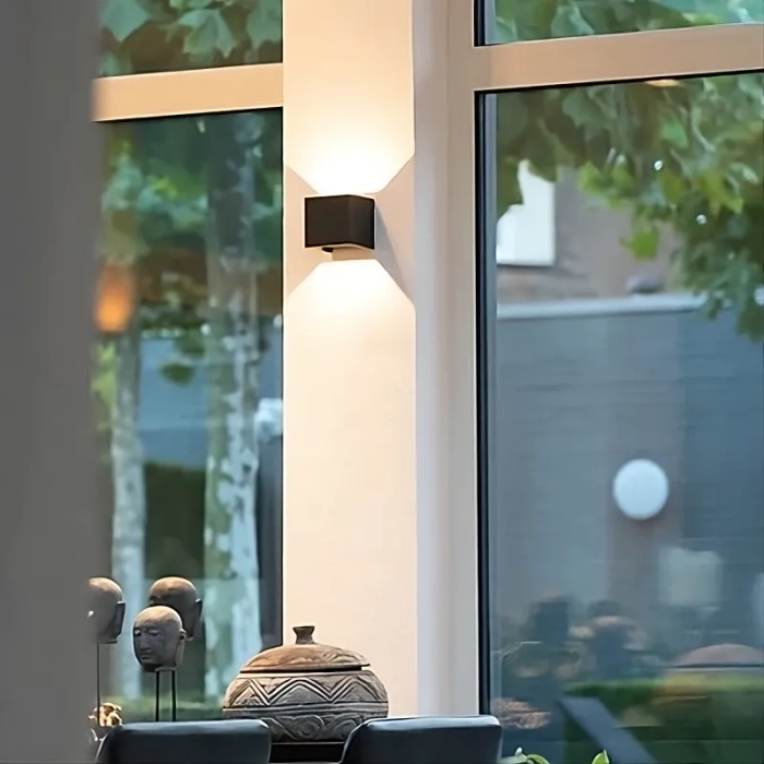 Billede af LED lampe monteret på væg indendørs