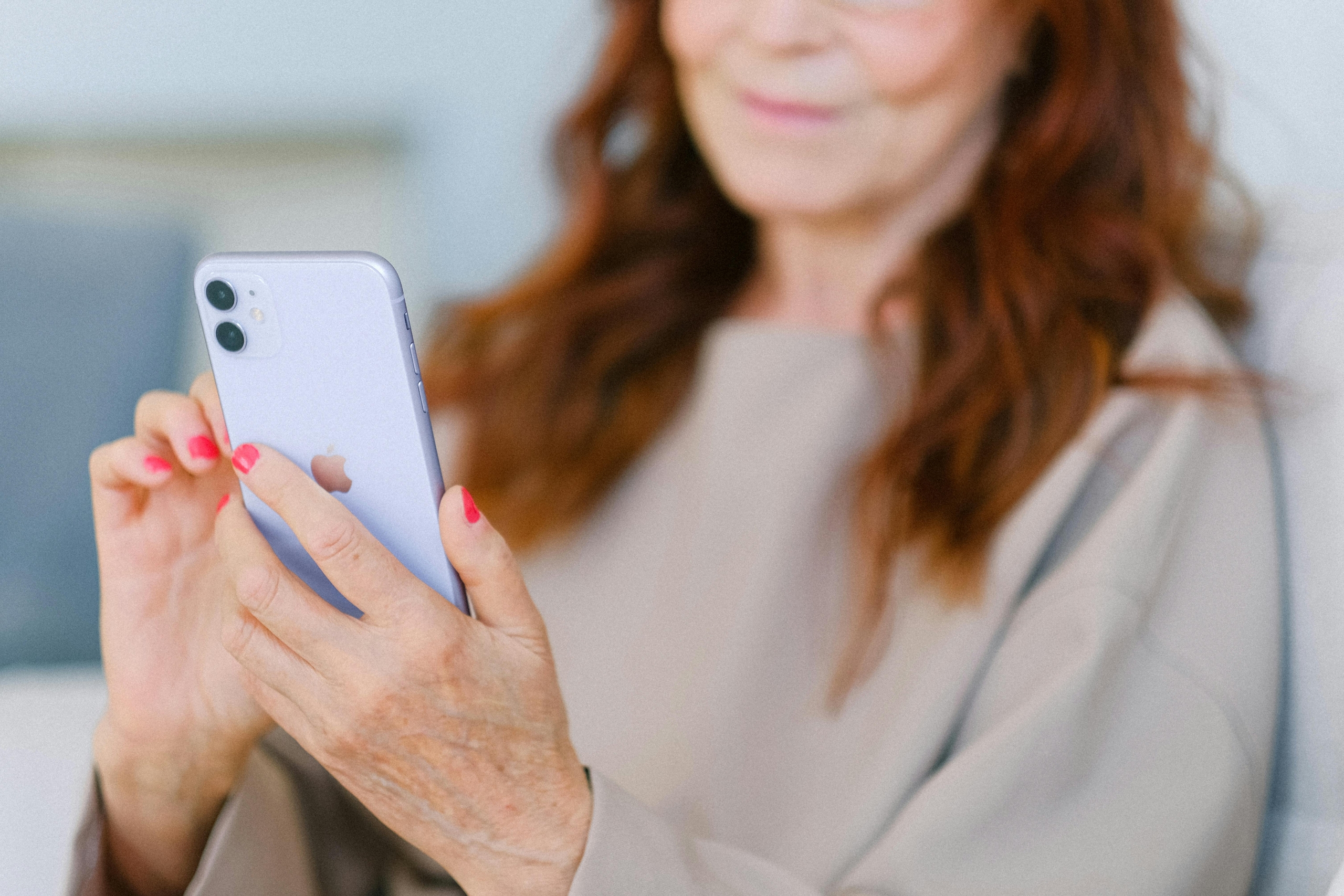dame med smartphone2 Nødkald til ældre og udsatte med gratis app til smartphone