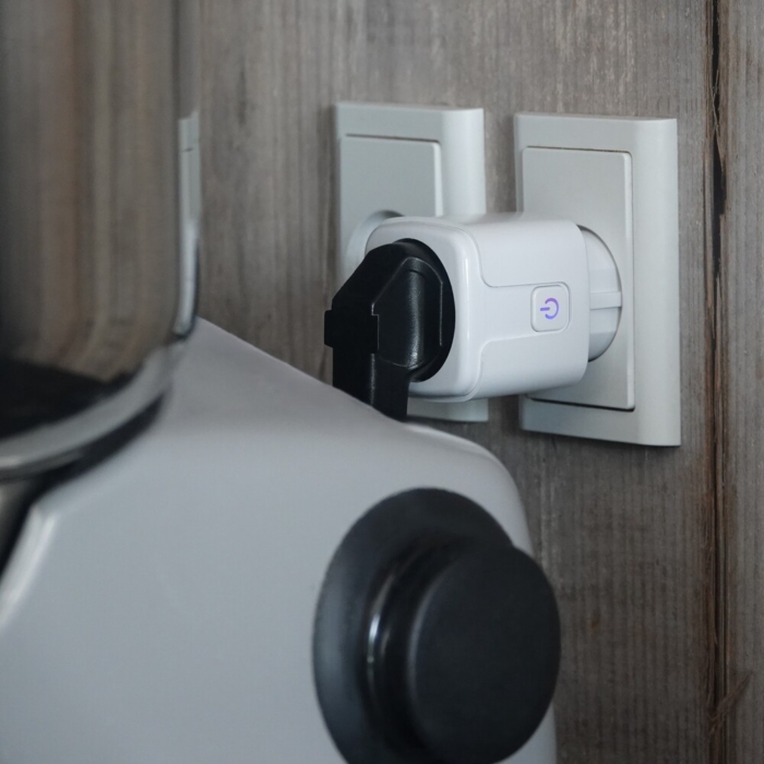 16A WiFi smart plug tæt på, monteret i stikkontakt bag ved blender