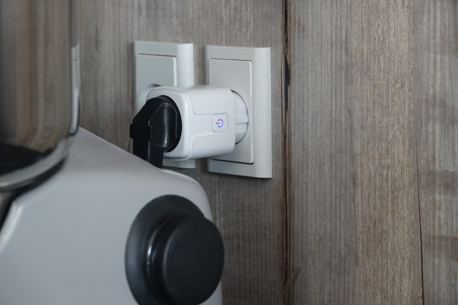 16A WiFi smart plug tæt på, monteret i stikkontakt bag ved blender