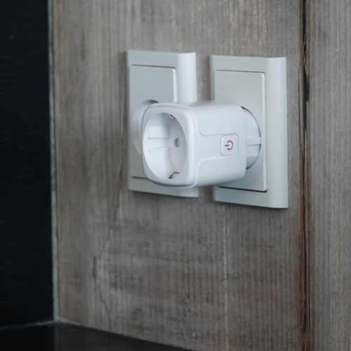 16A WiFi smart plug tæt på fra siden, monteret i stikkontakt i væg af træ