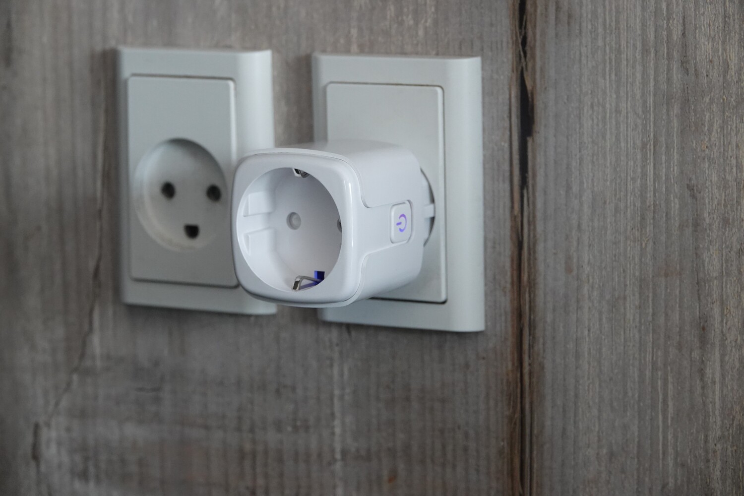 20A WiFi smart plug tæt på, monteret i stikkontakt