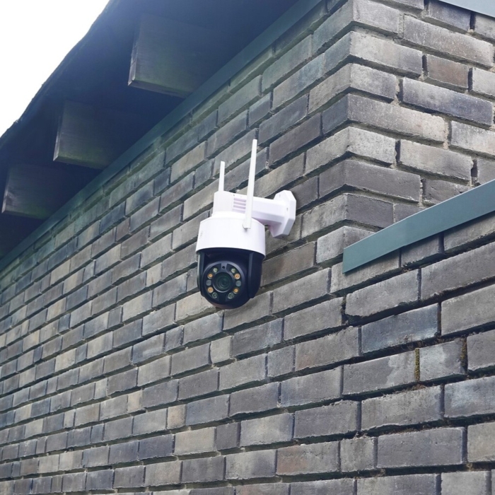 DanGear 20X optisk zoom PTZ overvågningskamera tæt på, monteret på murstensvæg udendørs