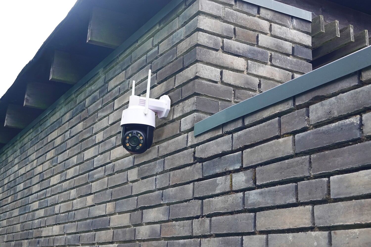 DanGear 20X optisk zoom PTZ overvågningskamera tæt på, monteret på murstensvæg udendørs
