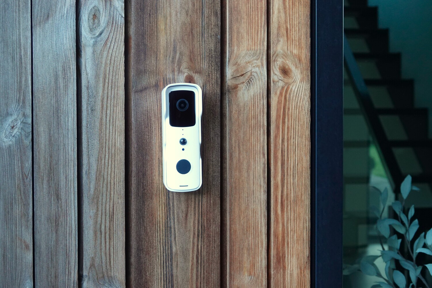 DanGear 2MP videodørklokke, monteret udendørs ved siden af hoveddør