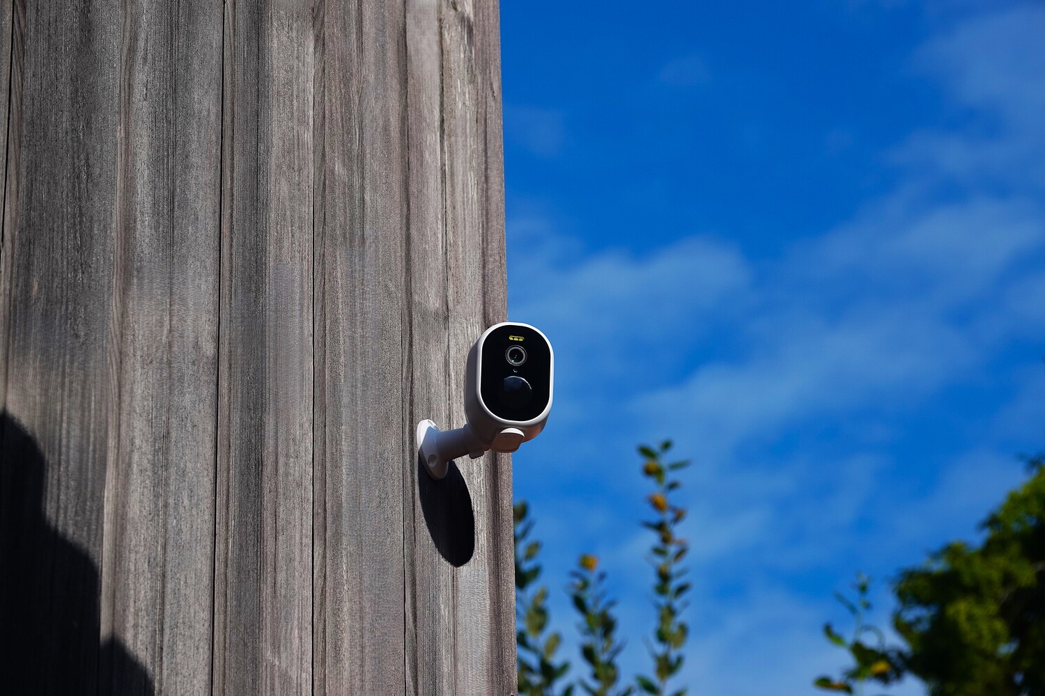 DanGear 4MP batteri kamera tæt på, monteret på husfacade af træbjælker