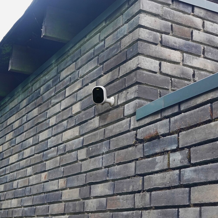 DanGear 4MP batteri overvågningskamera monteret udendørs på husfacade af mursten