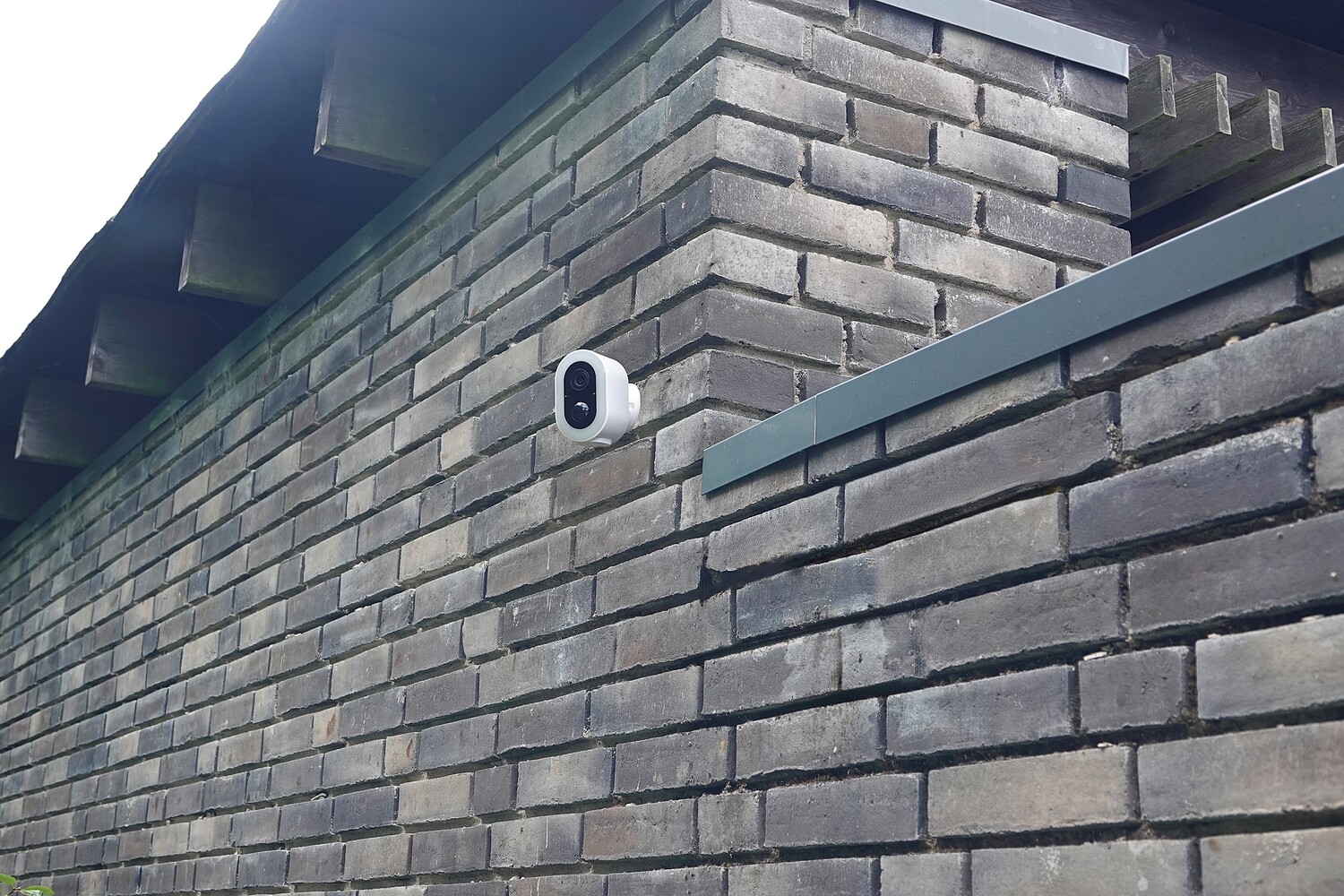 DanGear 4MP overvågningskamera med stort batteri, monteret udendørs på husmur