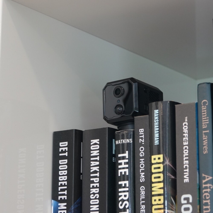 DanGear 5MP spion batteri overvågningskamera tæt på, i skjul på reol mellem bøger