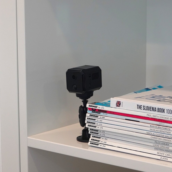 DanGear 5MP batteri overvågningskamera tæt på, placeret på bogreol