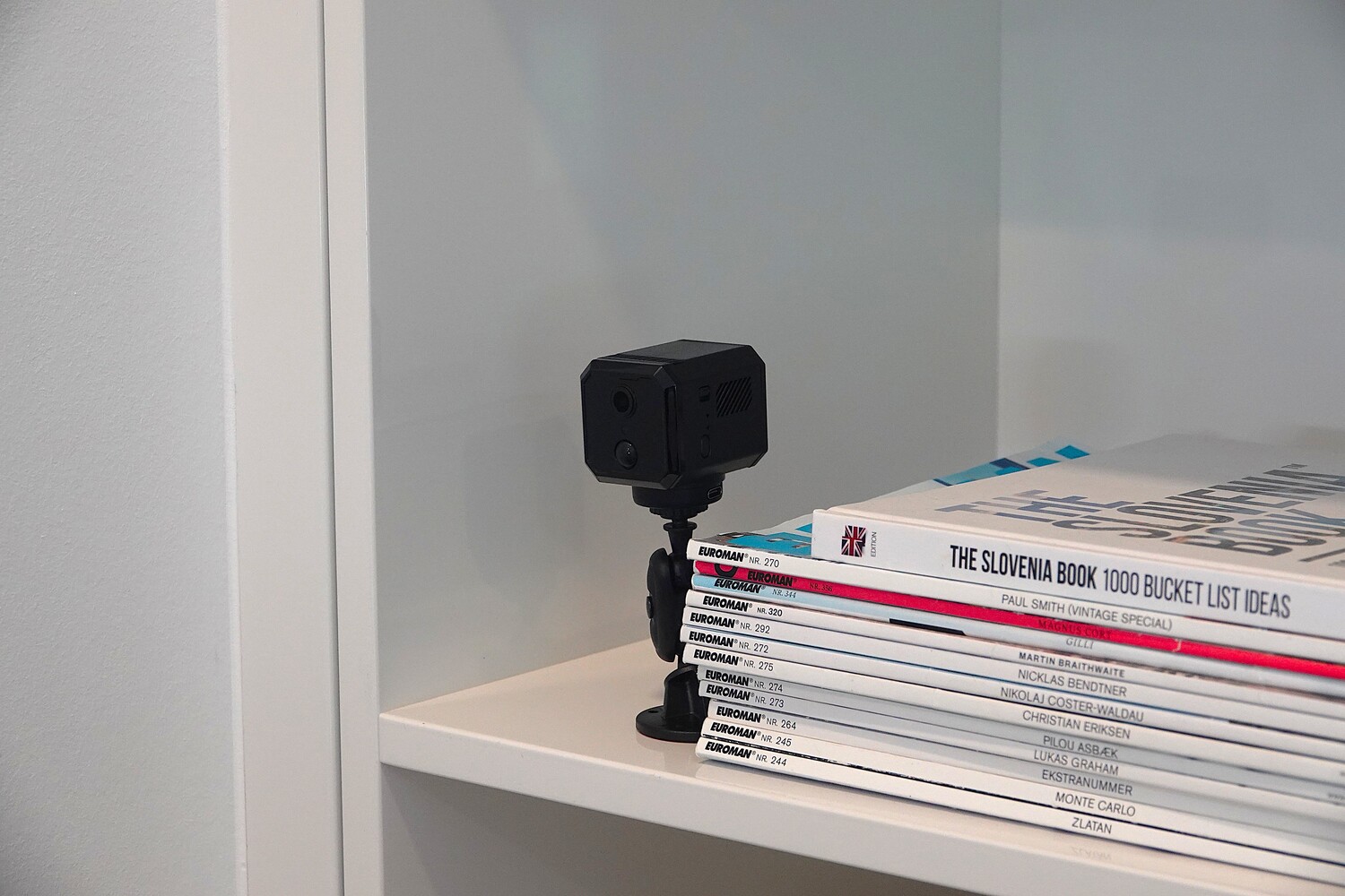DanGear 5MP batteri overvågningskamera tæt på, placeret på bogreol