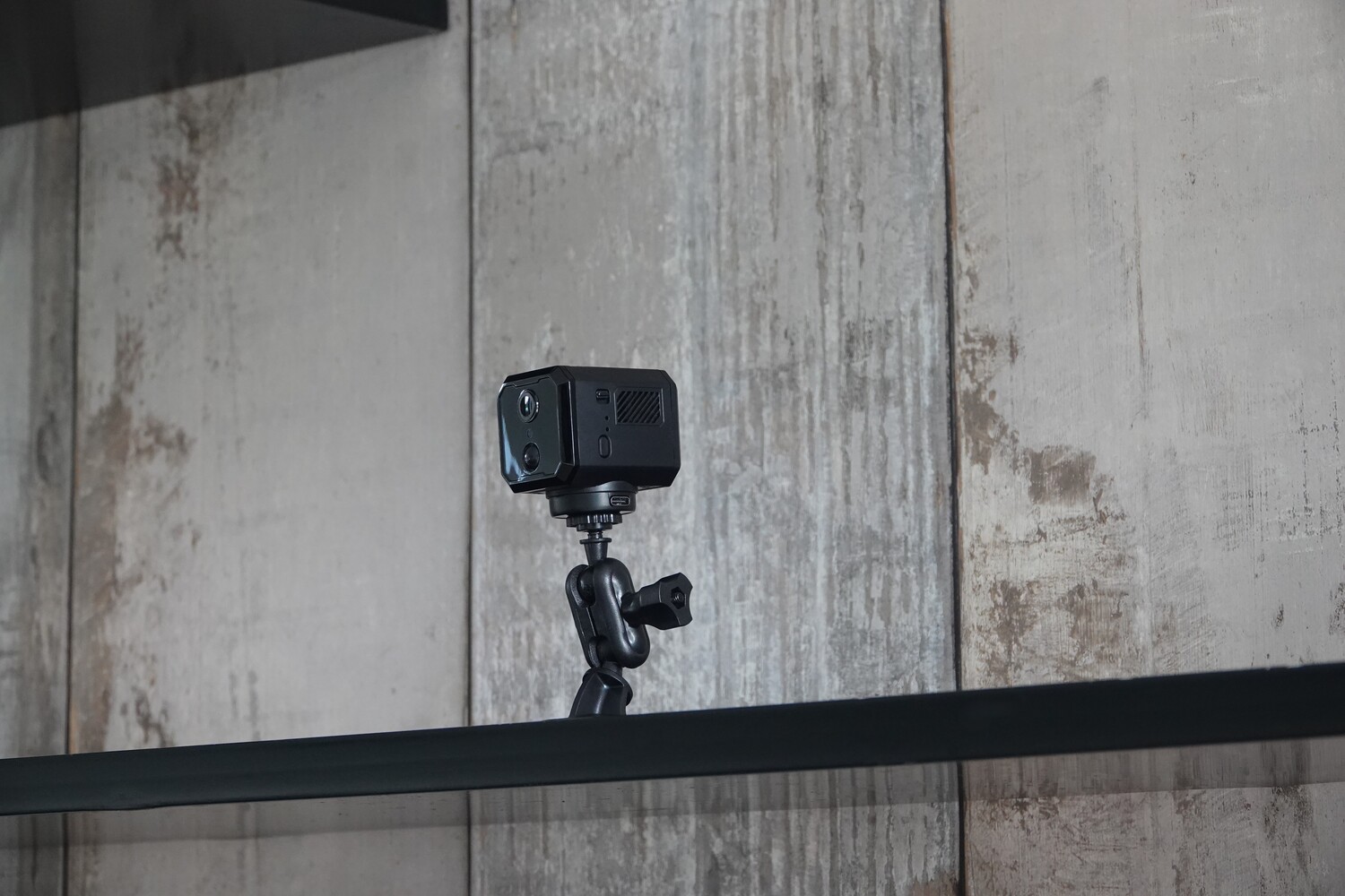 DanGear 5MP batteri spion overvågningskamera fra siden, monteret på hylde