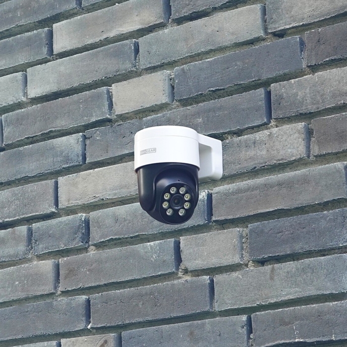 DanGear 6MP PTZ overvågningskamera tæt på, monteret udendørs på husfacade