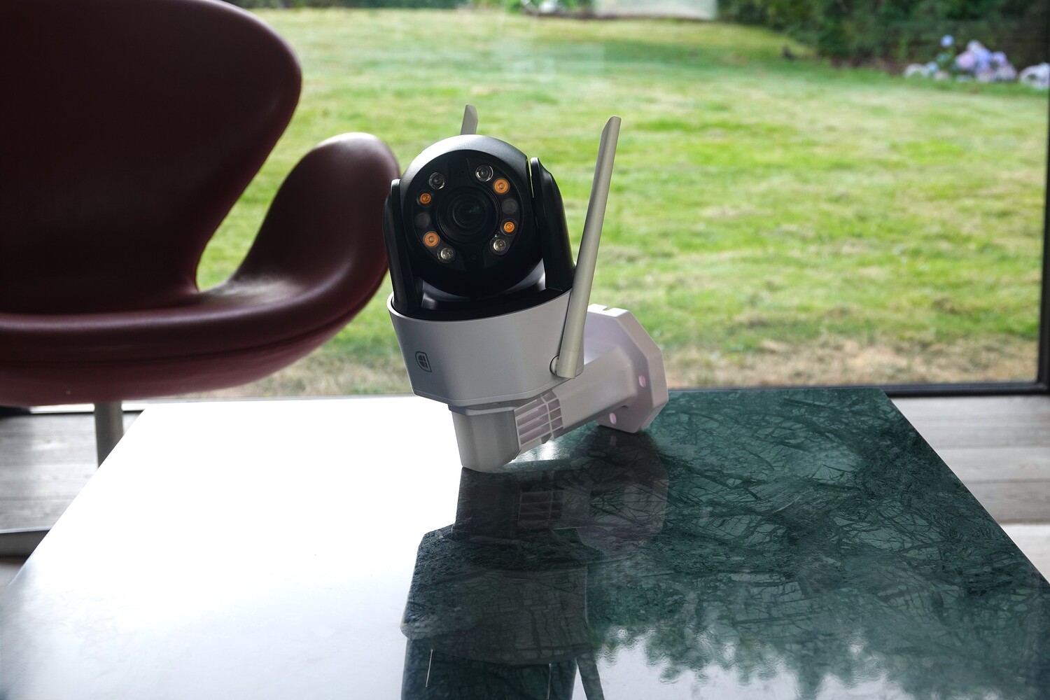 DanGear PTZ 20x optisk zoom PTZ kamera placeret på bord
