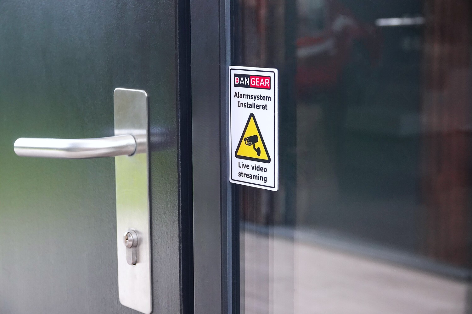 DanGear alarmsystem installeret skilt monteret ved siden af hoveddør udendørs