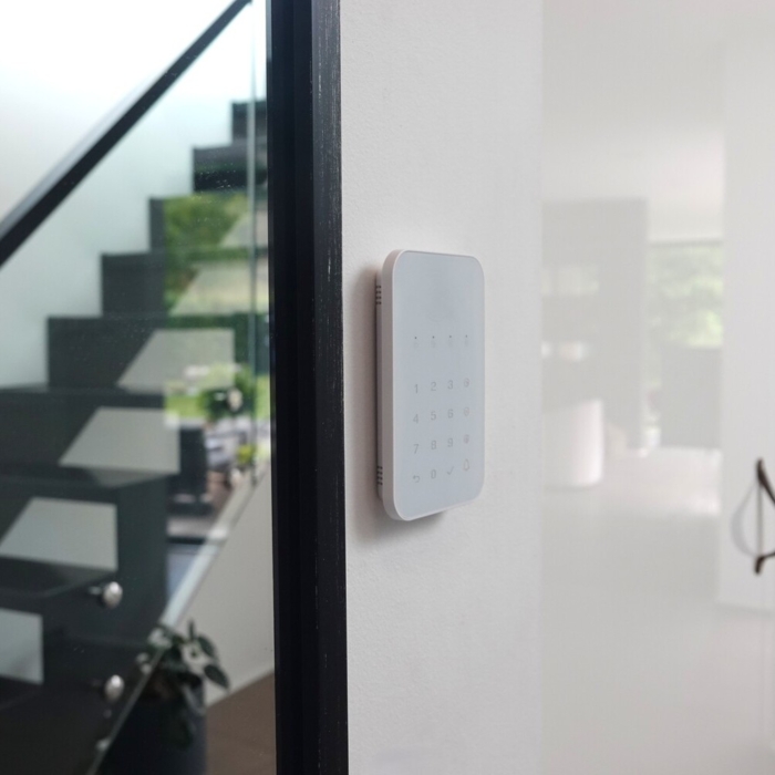 DanGear hvid keypad fra siden, monteret på væg