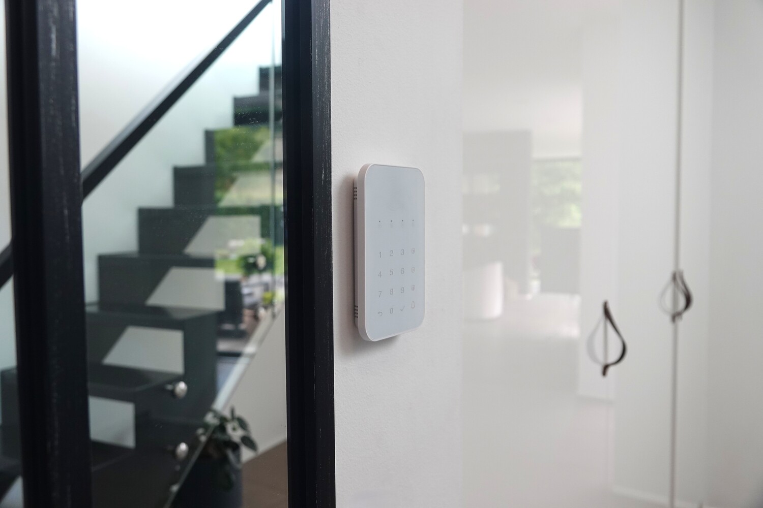 DanGear hvid keypad fra siden, monteret på væg