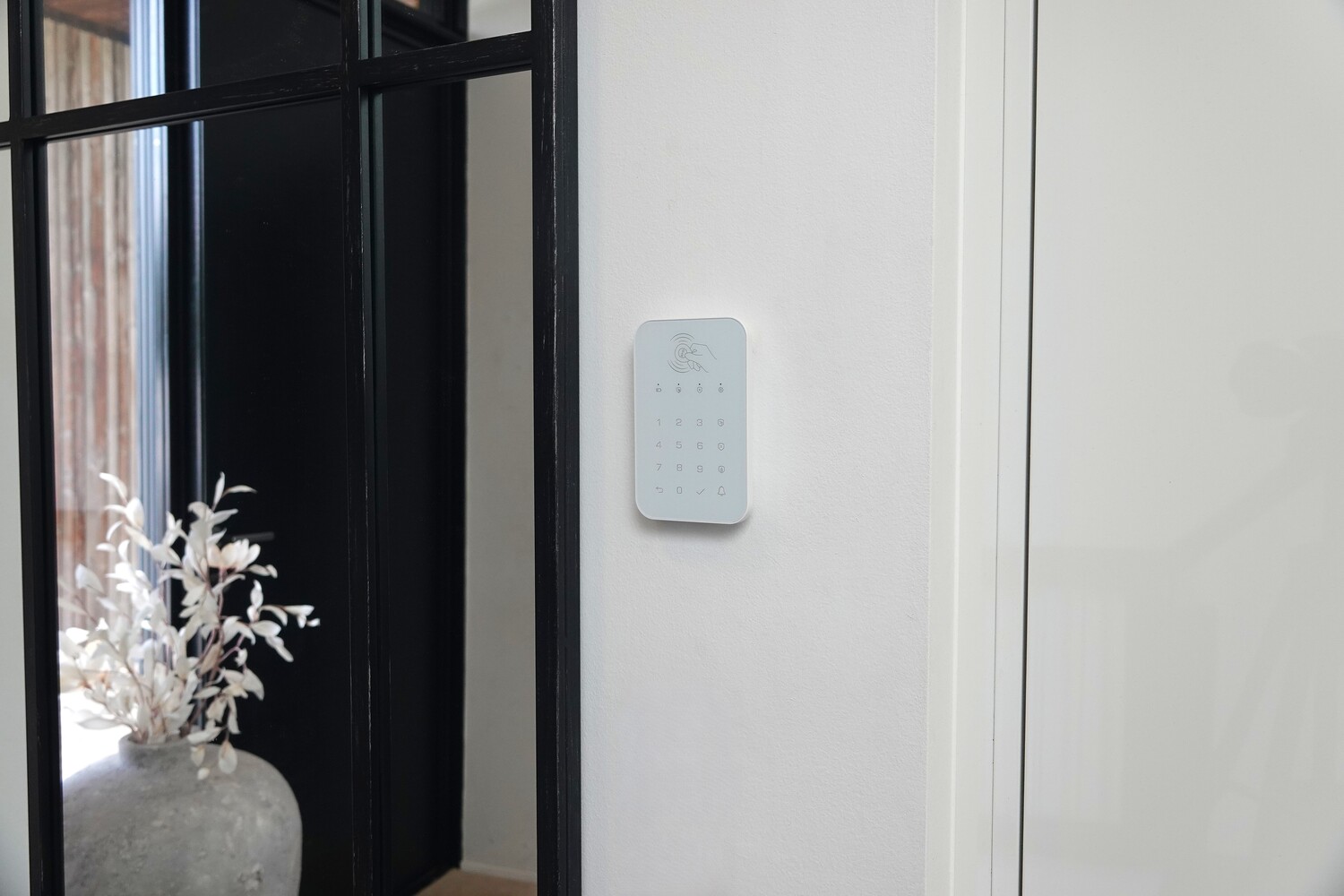 DanGear hvid keypad monteret på væg