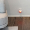 DanGear indendørs sirene til alarmsystem med blink, monteret i stikkontakt ved siden af sofa