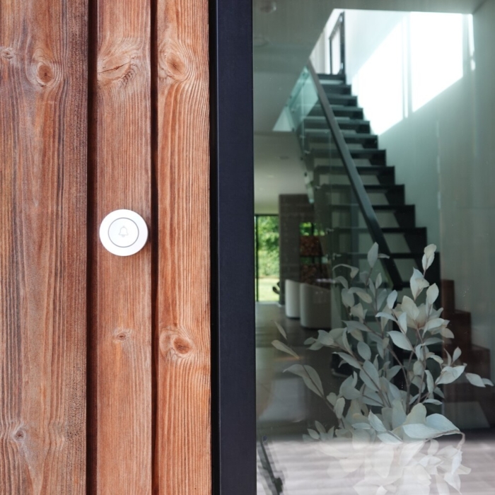 DanGear mini ringeklokke tæt på, monteret på husfacade udendørs