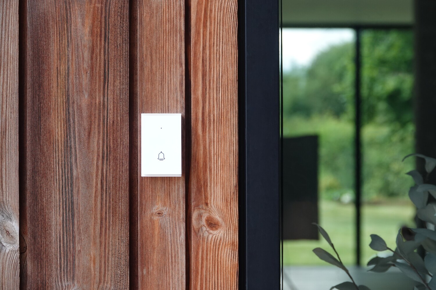 DanGear ringeklokke monteret på hus udendørs ved siden af indgang