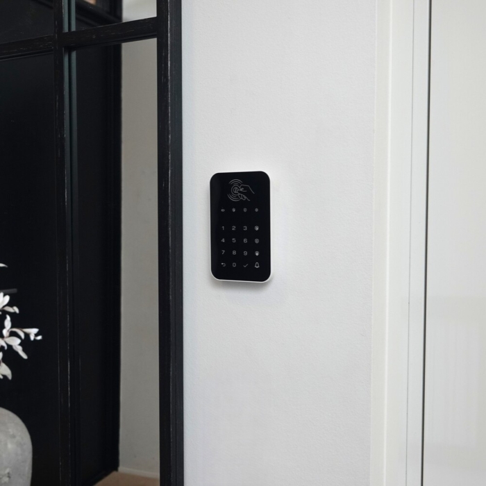 dangear sort keypad tæt på, monteret på væg