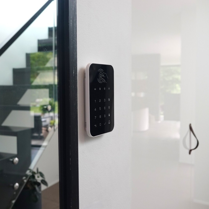 dangear sort keypad tæt på, monteret på væg