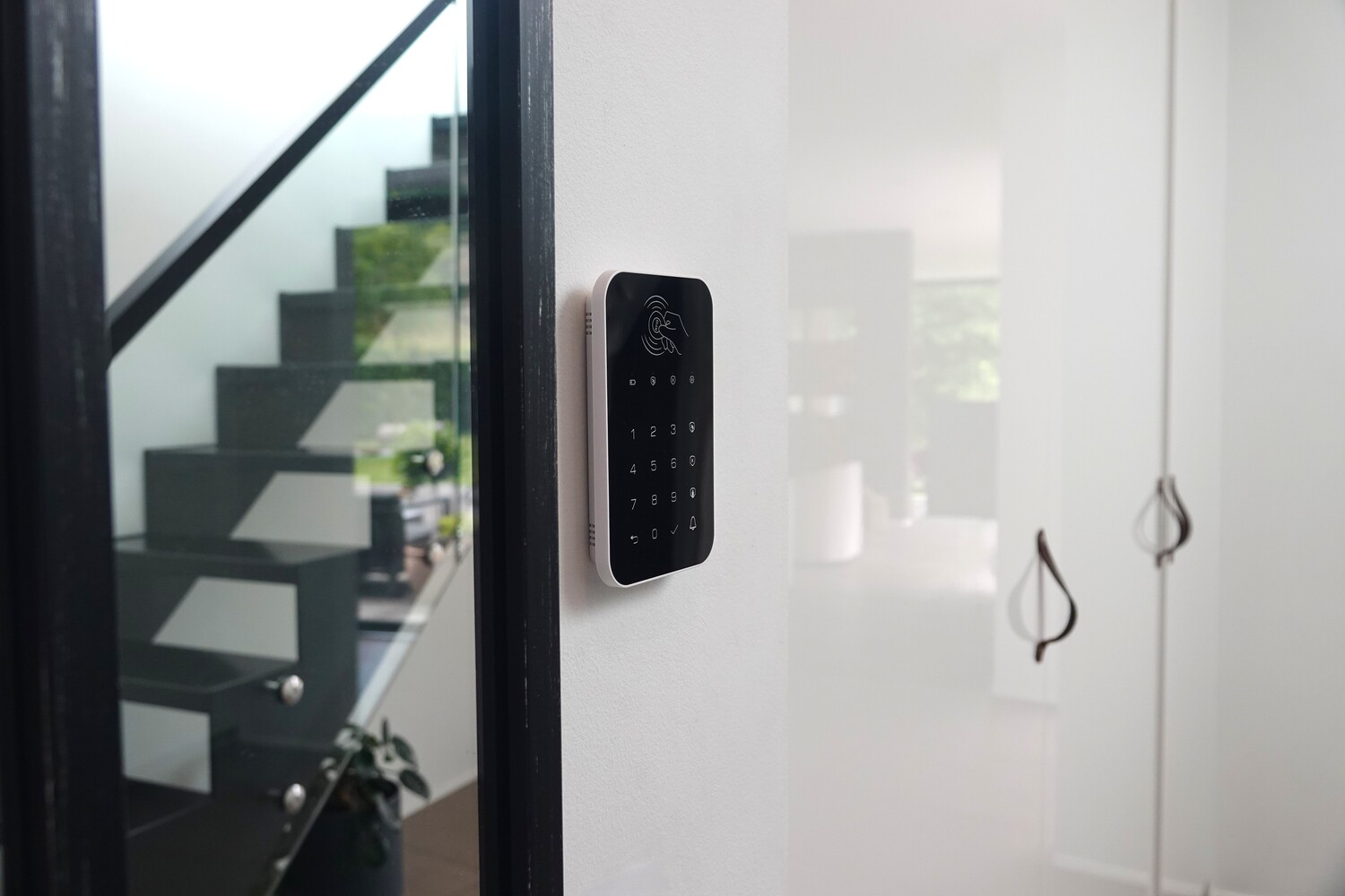 dangear sort keypad tæt på, monteret på væg