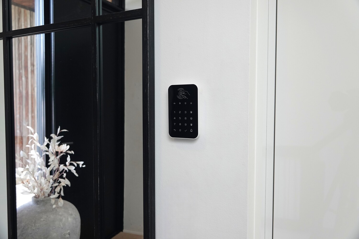 dangear sort keypad tæt på, monteret på væg