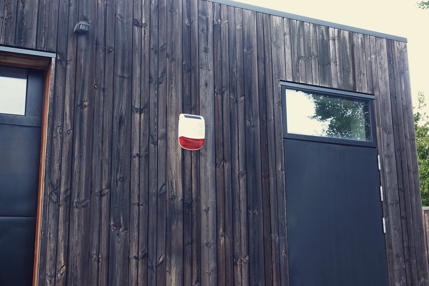 dangear stor solcelle sirene zoomet ud, monteret på garage