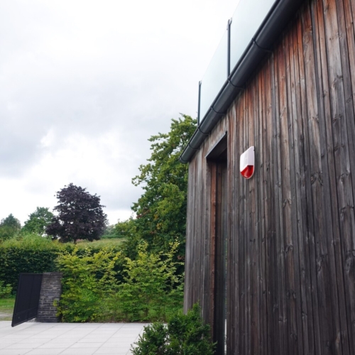 DanGear stor solcelle sirene zoomet ud, monteret på hus udendørs