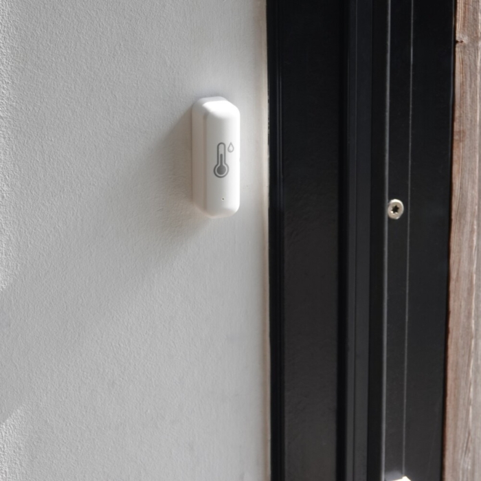 WiFi termometer og fugtighedsmåler tæt på, placeret på væg