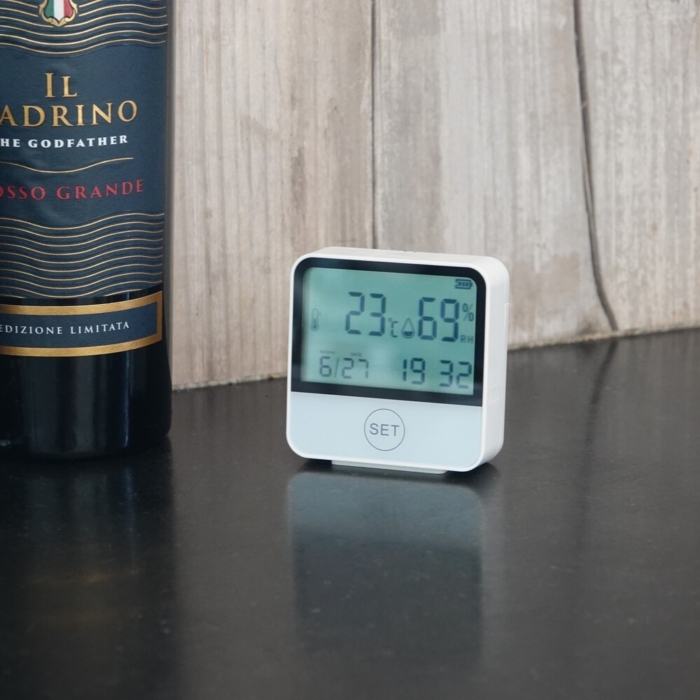 WiFi temperatur og fugtighedsmåler med display placeret på køkkenbord