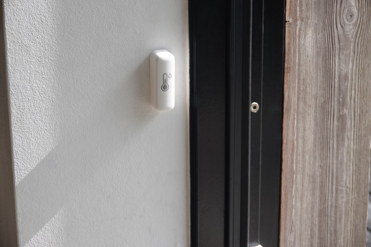 WiFi termometer og fugtighedsmåler tæt på, placeret på væg