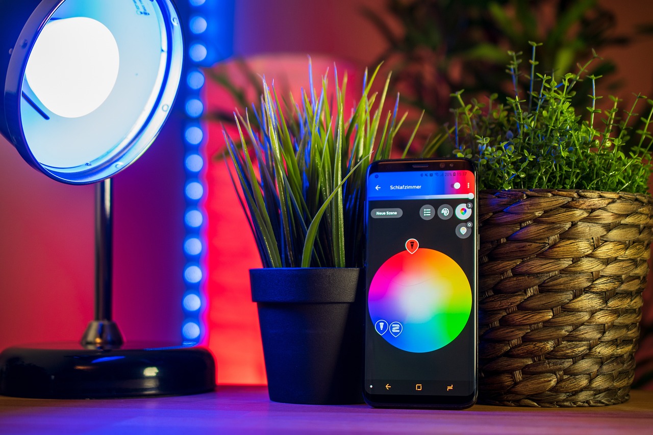Smart WiFi LED lys med lavt energiforbrug med lampe på skrivebord og smartphone ved siden af lampen
