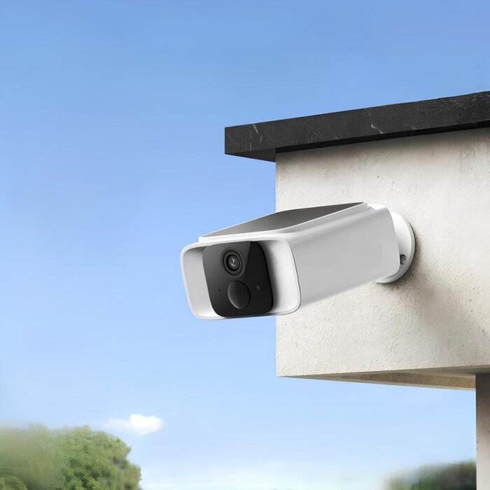 DanGear 5MP WiFi overvågningskamera med batteri og indbygget solcelle monteret på hus