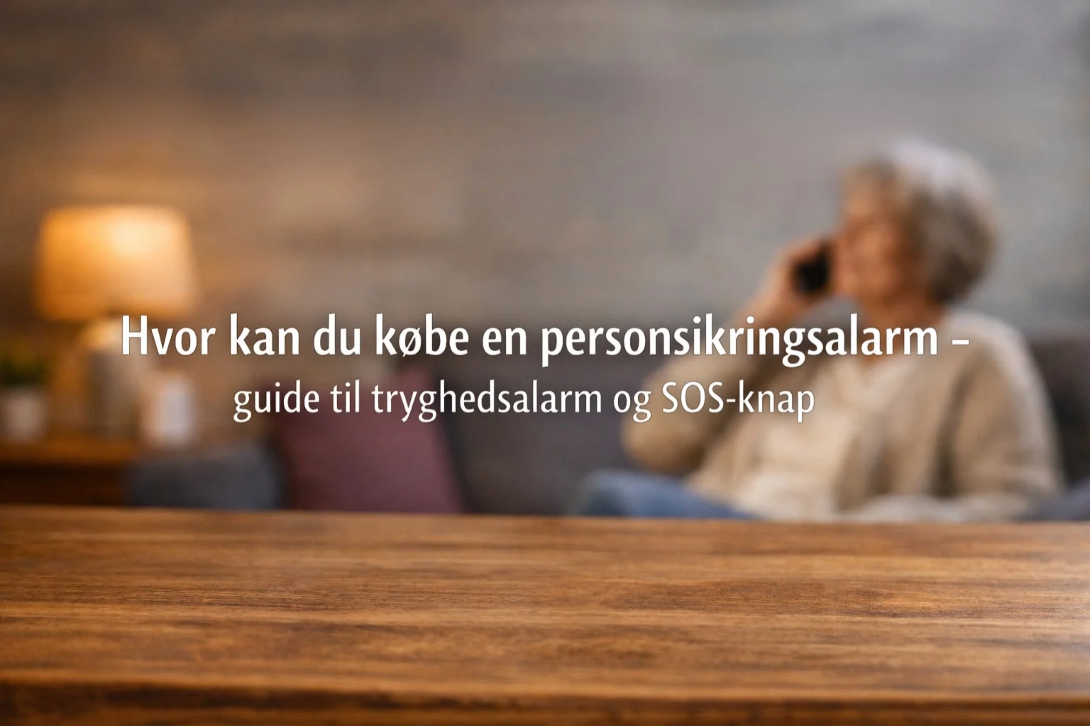 billedet viser en dame der taler i telefon og omhandler Hvor kan du købe en personsikringsalarm