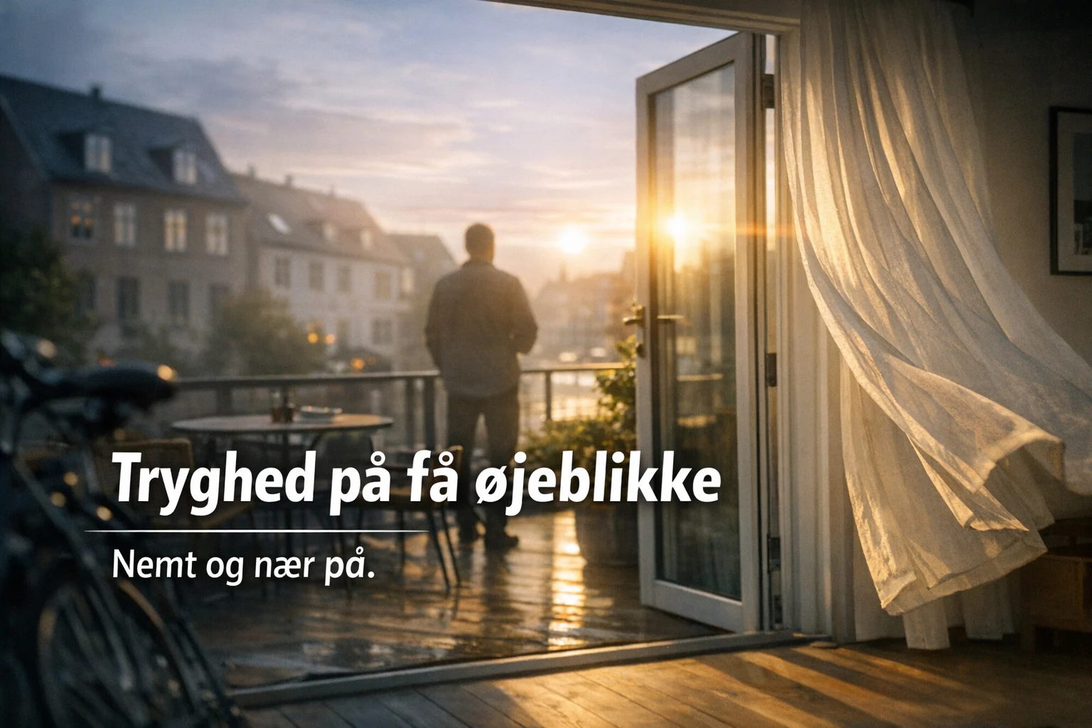 billedet viser en mand der kigger ud af sin Smart gardinmotor opsætning