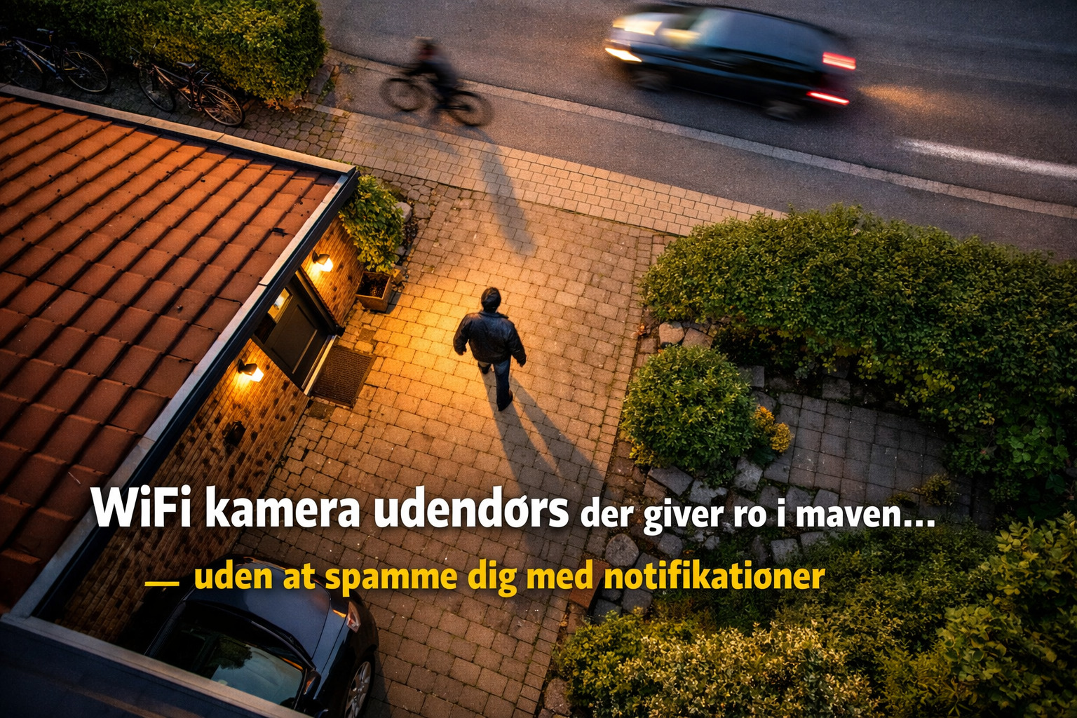 billedet viser en mand der forlader hus en mørk aften der bliver filmet med wifi kamera udendørs