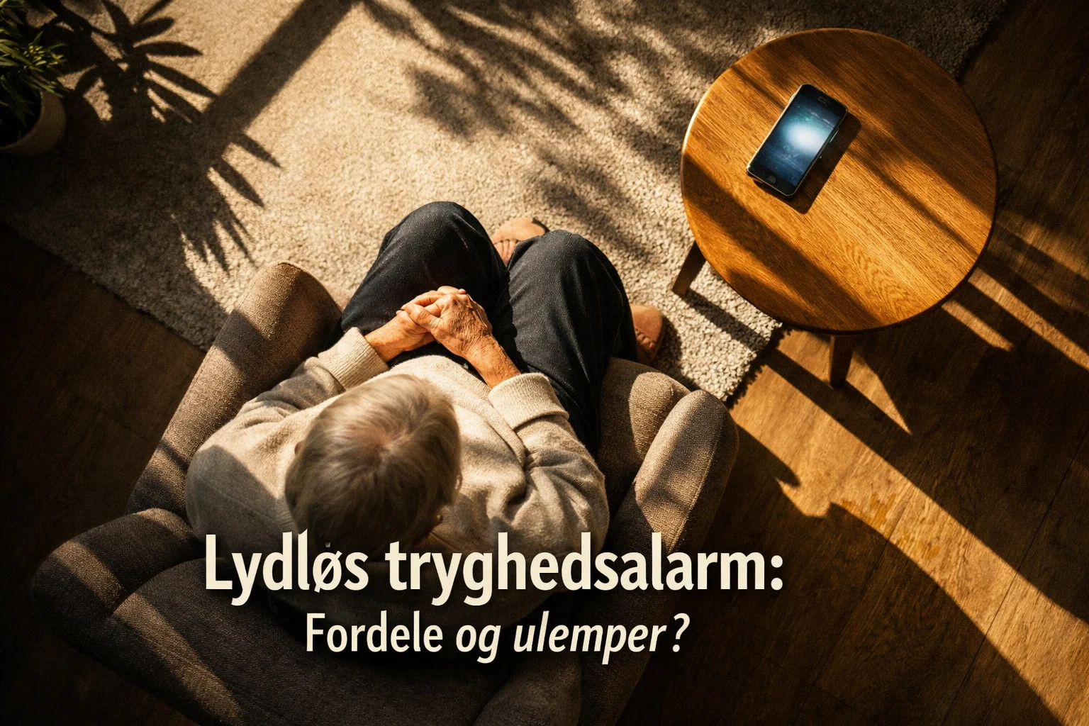 billedet viser en ældre person i dagligstue med tryghedsalarm lydløs